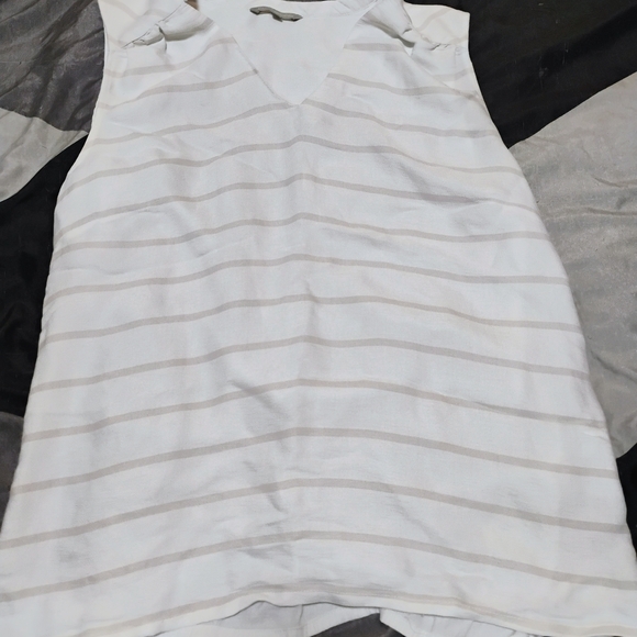 Strauss Innovation Tops - Elegant Women's White and Gray Striped Tank Top